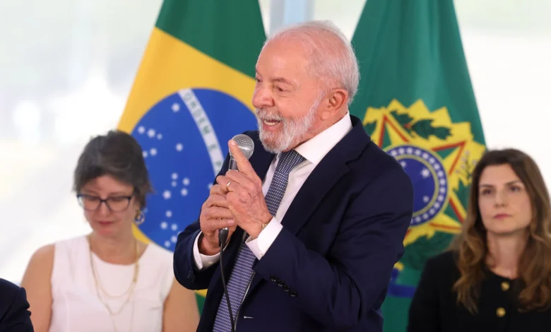 Lula quer negociar tarifa dos EUA e promete 'paz e amor'