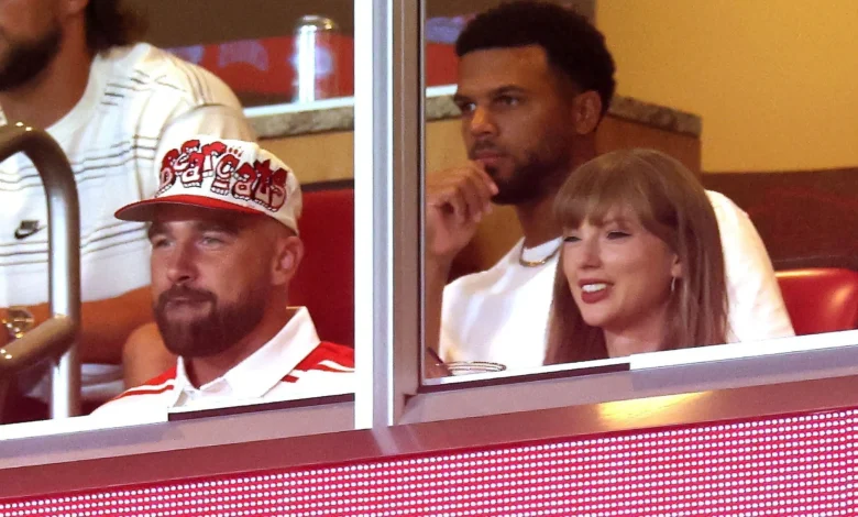 Taylor Swift e Travis Kelce surgem em público após noivado