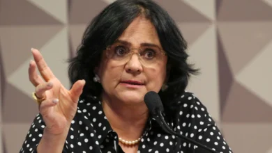 Moraes autoriza Damares a visitar Bolsonaro amanhã