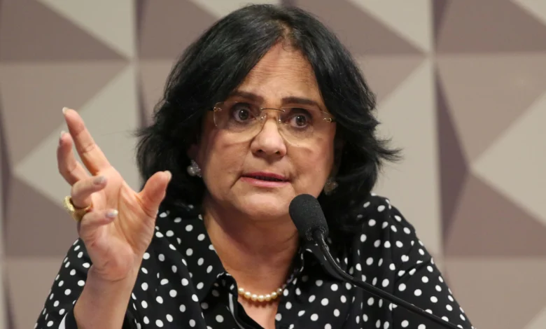 Moraes autoriza Damares a visitar Bolsonaro amanhã