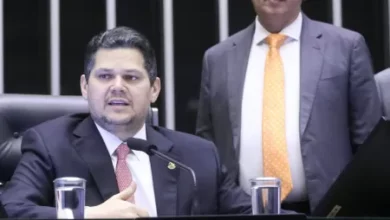 Volta do Congresso é marcada por motim e bate-boca