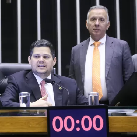 Volta do Congresso é marcada por motim e bate-boca