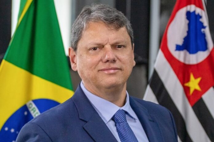 Tarcísio ignora Lula e minimiza fala sobre Bolsonaro