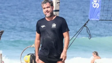 Thierry Figueira aparece jogando futevôlei em praia do Rio