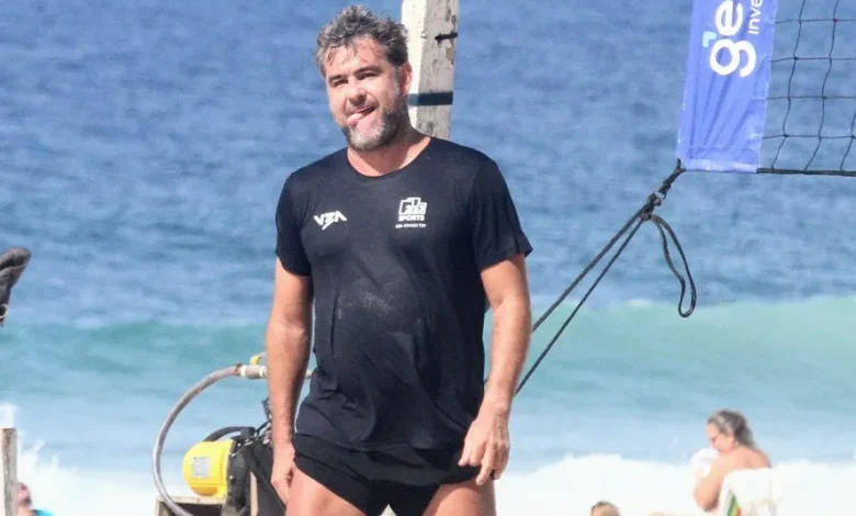 Thierry Figueira aparece jogando futevôlei em praia do Rio