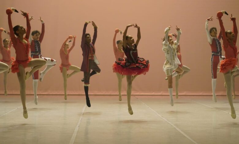 Basileu França conquista o tetracampeonato no maior festival de dança do mundo