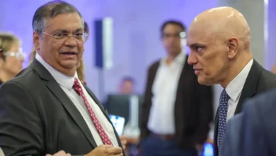 Moraes e Dino pedem condenação de Bolsonaro por trama golpista