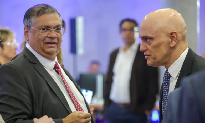 Moraes e Dino pedem condenação de Bolsonaro por trama golpista
