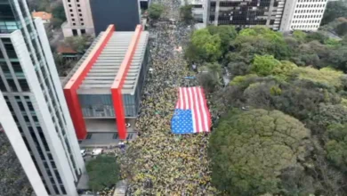 Bolsonaristas usam bandeira dos EUA em protesto por anistia