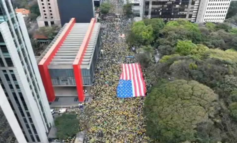 Bolsonaristas usam bandeira dos EUA em protesto por anistia