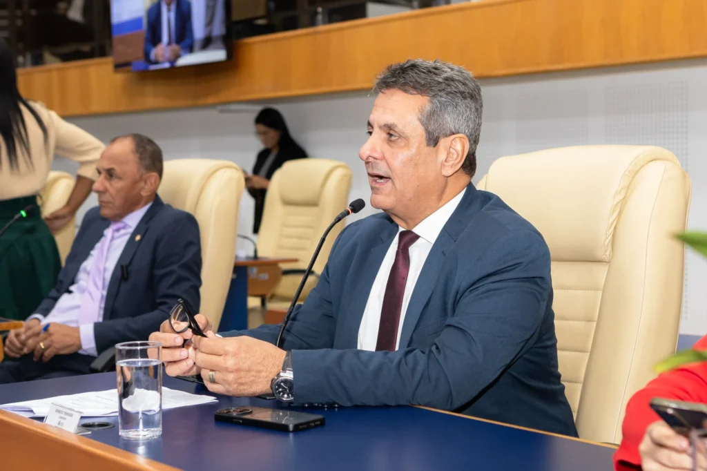 Denício Trindade lidera iniciativa contra grama sintética