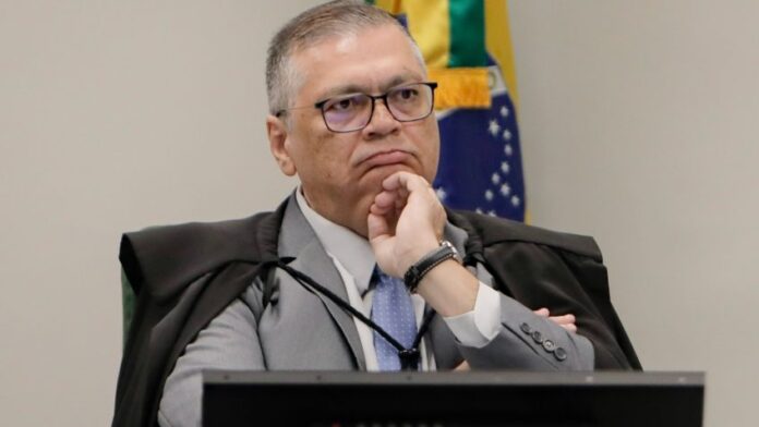 Inquérito contra Bolsonaro: Dino aciona PF sobre Covid