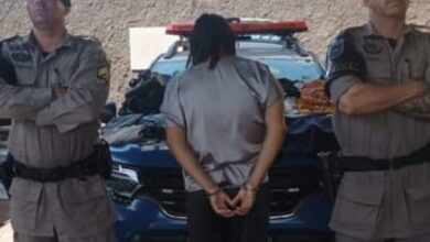 Mulher presa após furtar roupas na Região da 44