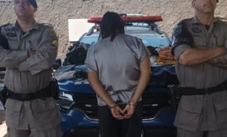 Mulher presa após furtar roupas na Região da 44