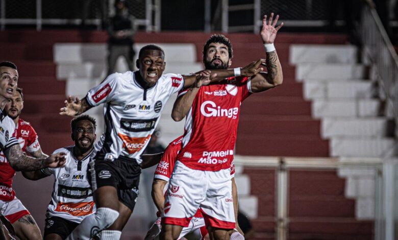 Torcida do Vila Nova reage a empate e cobra mudanças