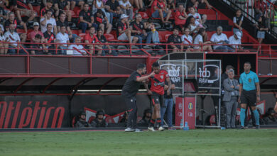 Técnico do Atlético-GO defende elenco após empate na Série B