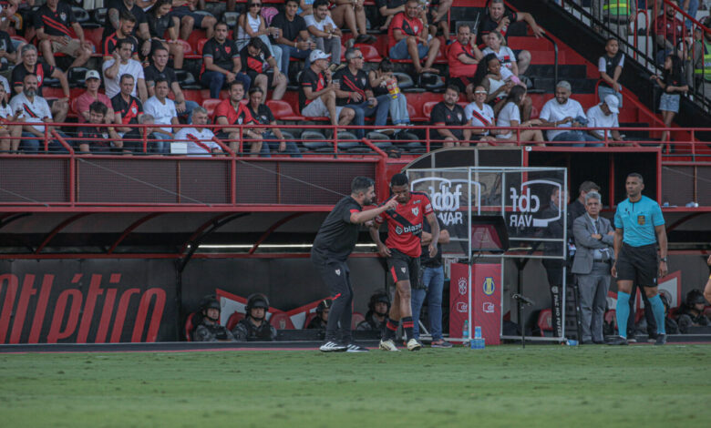 Técnico do Atlético-GO defende elenco após empate na Série B