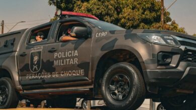 Um homem de 20 anos, Daniel Marques Pereira da Silva Júnior, foi preso pela Polícia Militar suspeito de esfaquear a tia, de 68 anos, e atacar os avós, ambos de 60 e 68 anos, respectivamente