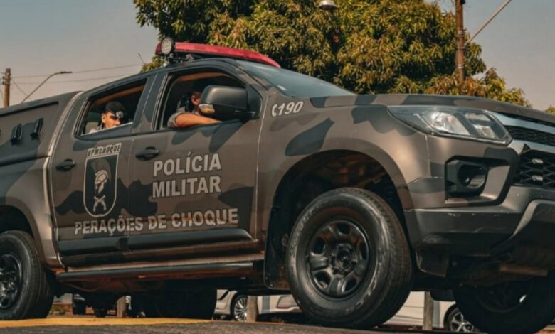 Um homem de 20 anos, Daniel Marques Pereira da Silva Júnior, foi preso pela Polícia Militar suspeito de esfaquear a tia, de 68 anos, e atacar os avós, ambos de 60 e 68 anos, respectivamente