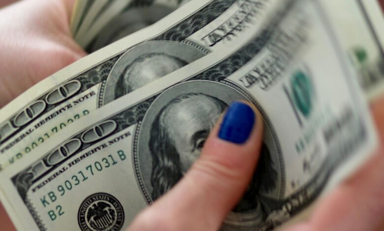 Dólar cai a R$ 5,35 e renova mínima em 15 meses no Brasil