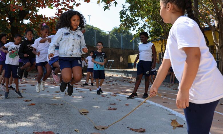 Proibição de celular nas escolas eleva notas no Rio