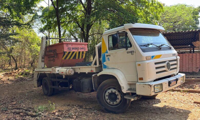 Caminhão apreendido em Aparecida por descarte irregular