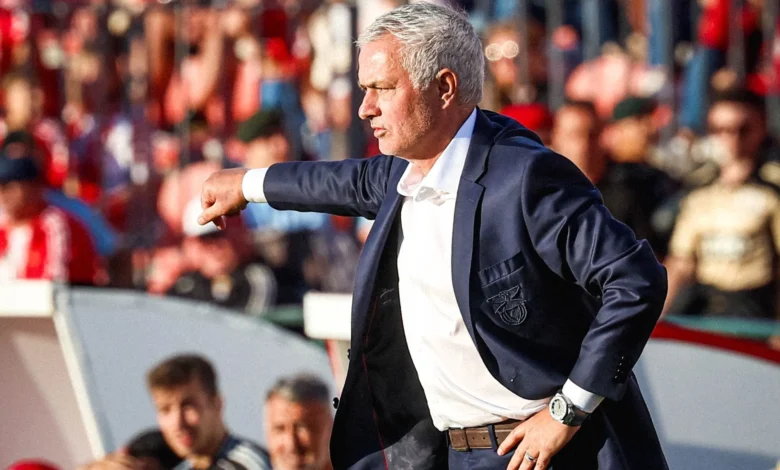 Estreia de Mourinho no Benfica: goleada de 3 a 0 sobre AVS