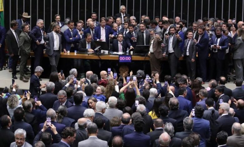 Suspensão de deputados por motim é recomendada na Câmara