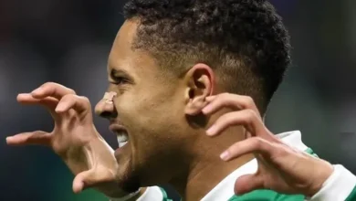 Vitor Roque vale ouro: jornal espanhol exalta atacante