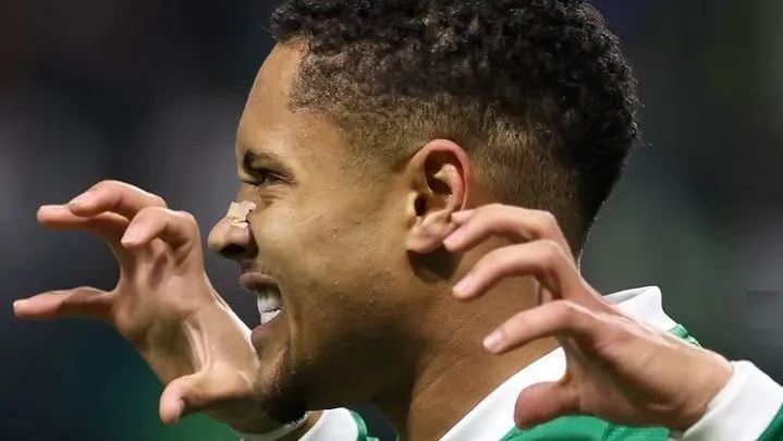 Vitor Roque vale ouro: jornal espanhol exalta atacante