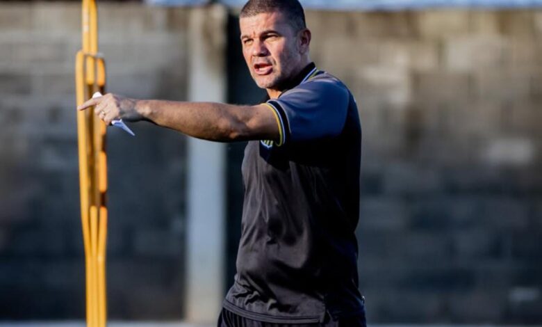 Umberto Louzer adia estreia pelo Vila Nova na Série B