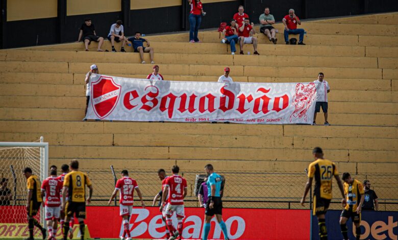 Torcida do Vila Nova protesta após erro que causou empate
