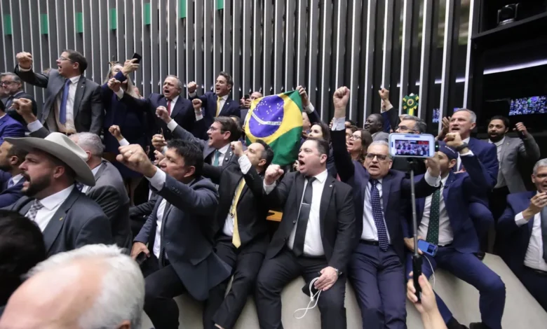 PL da dosimetria: Centrão busca votos sem PT e PL