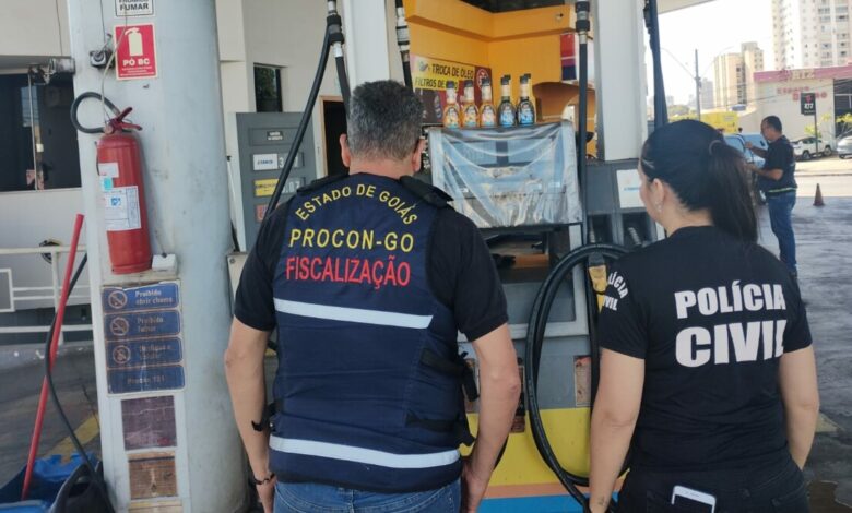 Polícia Civil e Procon realizam blitz em posto de Goiânia contra fraudes