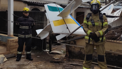 Piloto sobrevive a queda de avião monomotor sobre casa em Goiânia