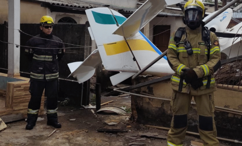 Piloto sobrevive a queda de avião monomotor sobre casa em Goiânia