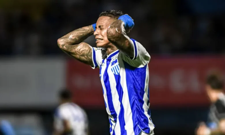 Alef Manga rescinde com Avaí e pode ficar sem jogar em 2025