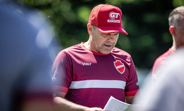 Reforços do Vila Nova: Louzer avalia elenco para 2026