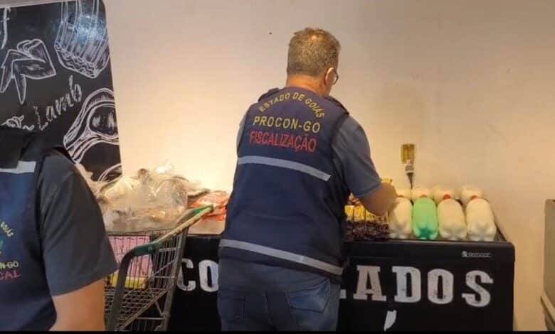 Procon Goiás apreende 274 produtos vencidos em Abadiânia
