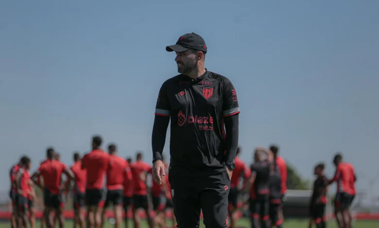 Atlético-GO x Athletico-PR: Lacerda cobra melhor versão