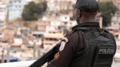 Criança segura fuzil do Bope em operação na Zona Norte do Rio