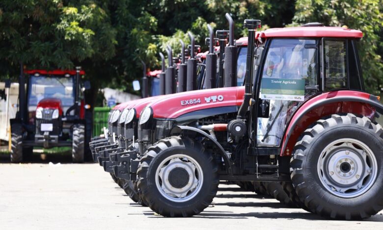 Mecaniza Campo entrega 17 máquinas a 15 municípios goianos