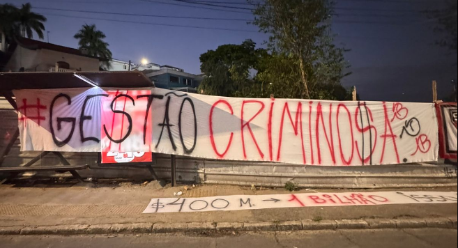 Protesto da torcida do São Paulo após derrota no Choque-Rei