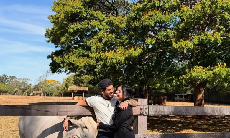 Zé Felipe e Ana Castela assumem namoro com foto na fazenda