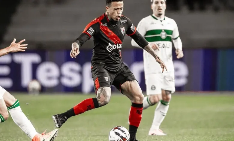 Coritiba vence Atlético-GO e interrompe série invicta