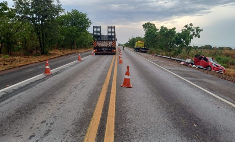 Motorista morre na BR-153 após carro atingir poste