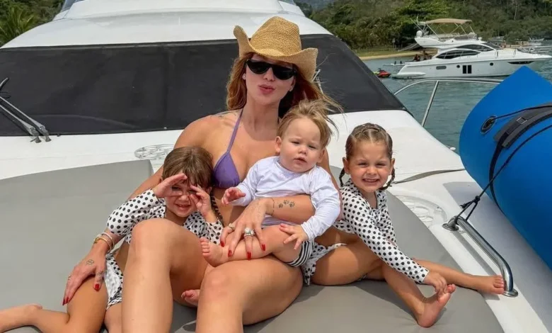 Virginia Fonseca celebra Dia das Crianças em alto mar com filhos