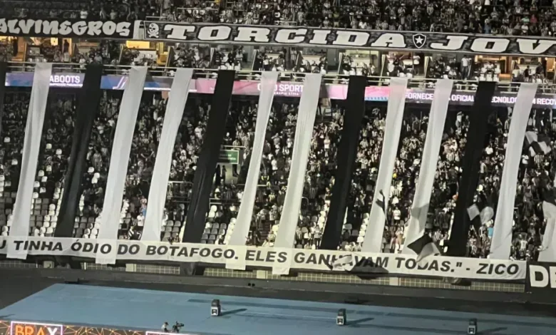 Torcida do Botafogo provoca Flamengo com frase de Zico