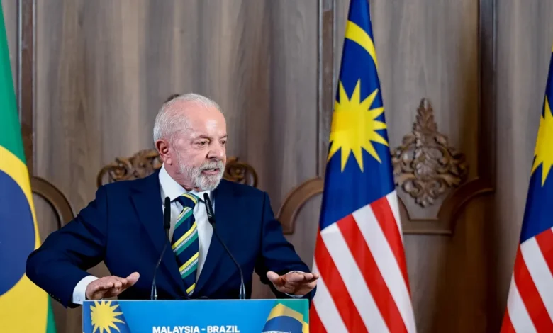 Lula e Trump selam diálogo direto em reunião na Malásia