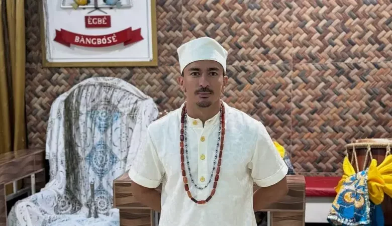 Irmão de Anitta é consagrado Pai de Santo em cerimônia